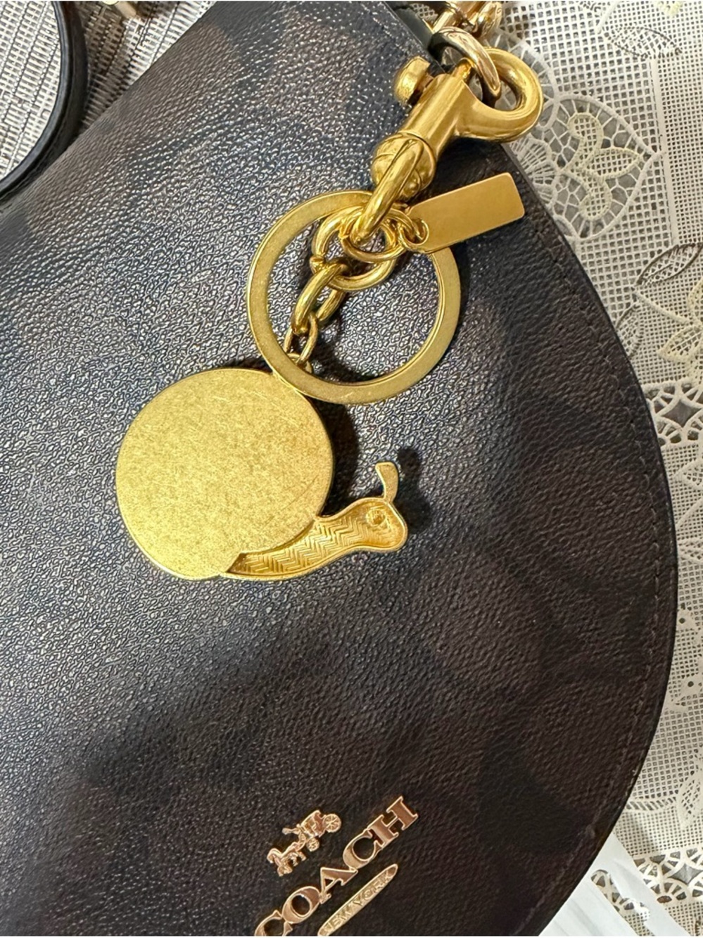 Gold-Tone Snail Keychain with Sparkling Pink Enamel /Llavero Caracol 🐌 charm Bag - Picture 4 of 4